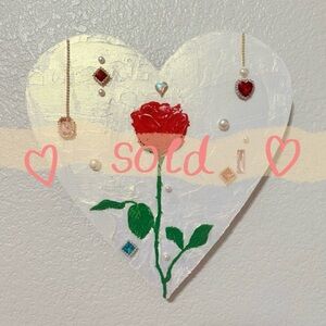 🖼️ heart-shaped wall decor with red rose design